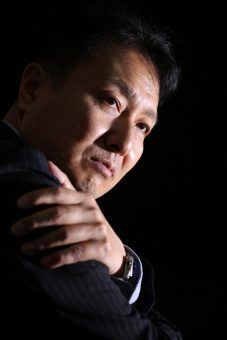 伊藤黒バック振り向き